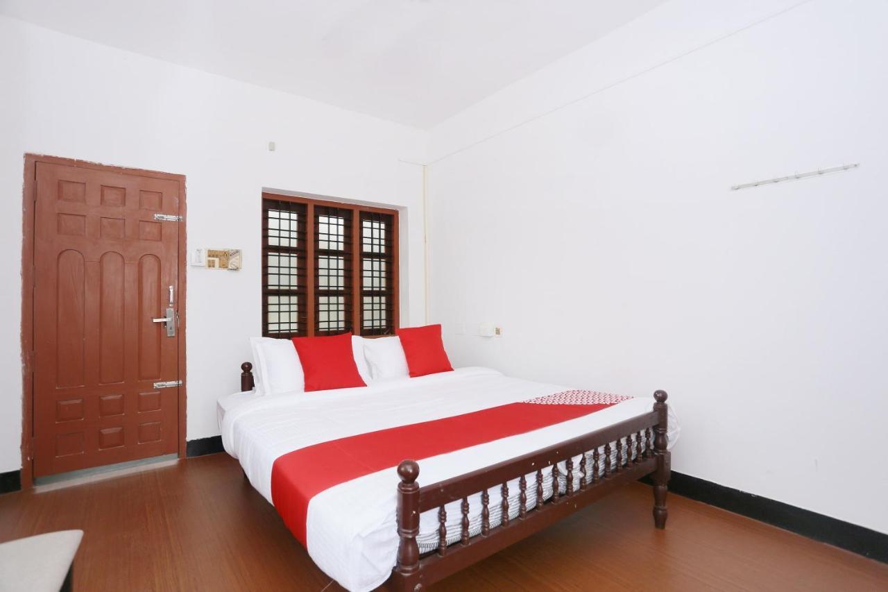 Oyo Flagship Kaveri Tourist Home Guruvāyūr Екстериор снимка